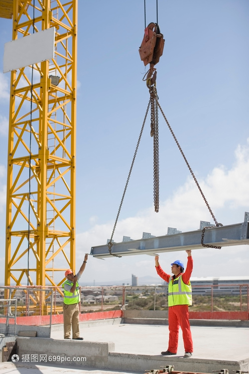 施工現(xiàn)場的起重機(jī)和工人