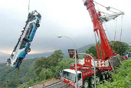 組圖:臺灣島內(nèi)最大吊車吊起墜谷客車_新聞中心_新浪網(wǎng)