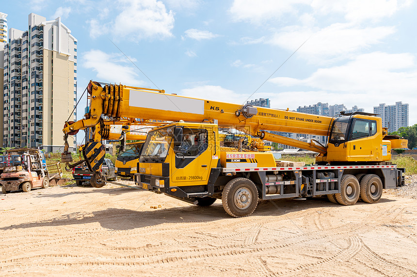 重型吊車 工業(yè)巨獸的震撼影像與安全作業(yè)解析